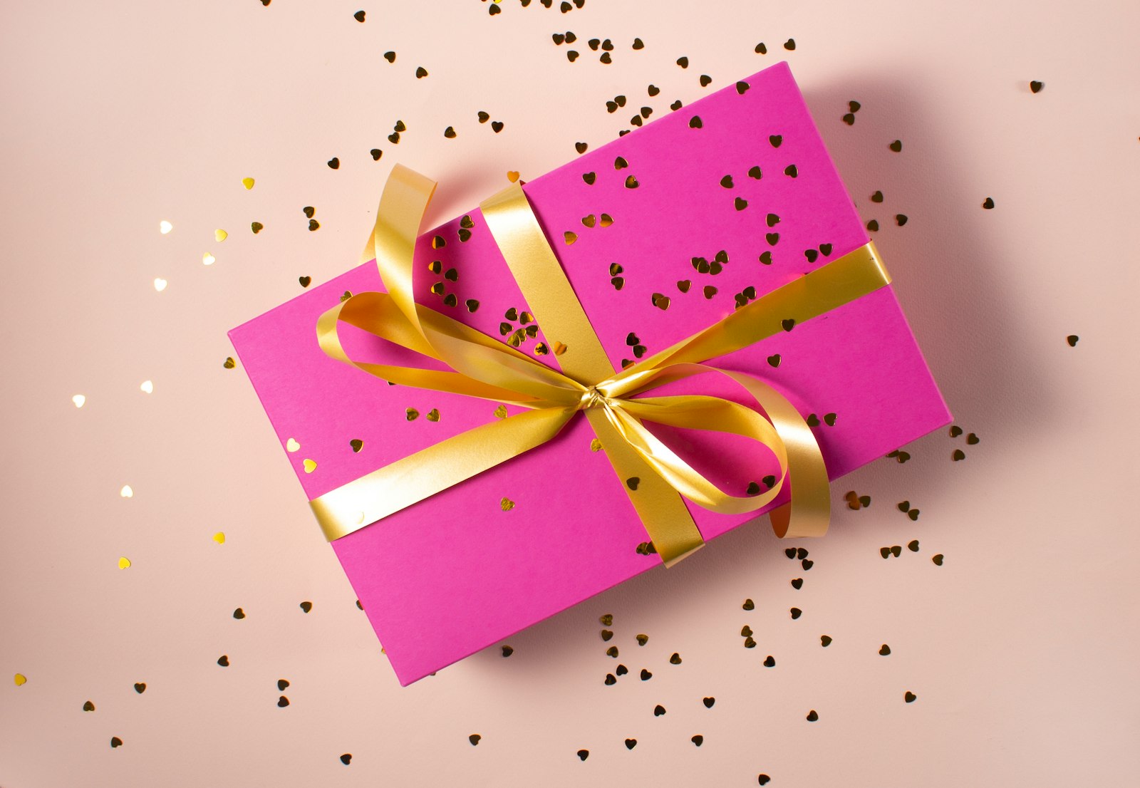 Geschenk mit goldener Schleife