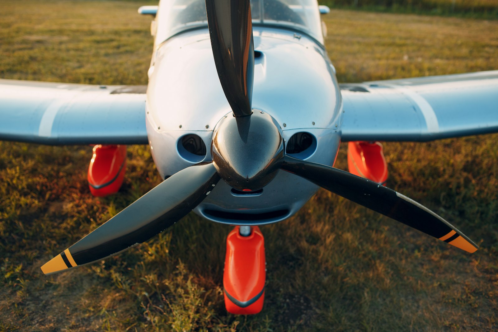 Flugplatz mit Propellermaschine